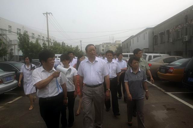 调整大小 北京市中医管理局赵静(右一)局长陪同王国强(中)副部长视察灾情.jpg