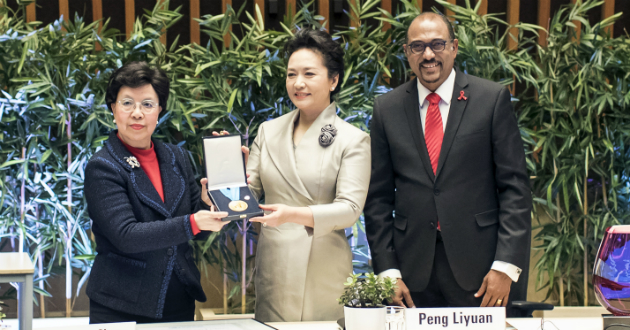 世卫组织总干事陈冯富珍博士和联合国艾滋病规划署执行主任Michele Sidibé为彭丽媛女士颁奖